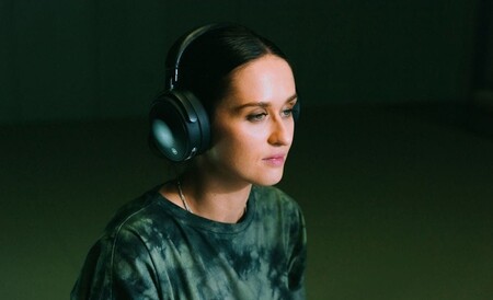 Yamaha Yh E700a Wireless Headphones Black Lilfestyle 2 Small