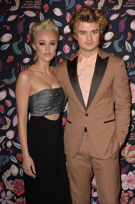 Joe Keery reivindica el smoking con solapas en contraste