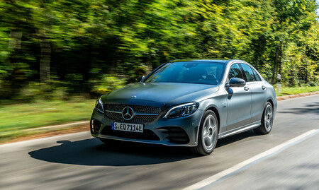 Probamos el Mercedes-Benz Clase C 300 e: una berlina híbrida enchufable que penaliza maletero para ganarse la etiqueta CERO