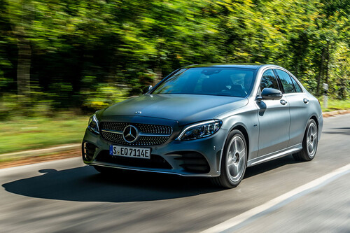 Probamos el Mercedes-Benz Clase C 300 e: una berlina híbrida enchufable que penaliza maletero para ganarse la etiqueta CERO