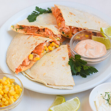 Quesadillas de salmón, kimchi y maíz: una sorprendente combinación de sabores para una cena fácil y rápida 