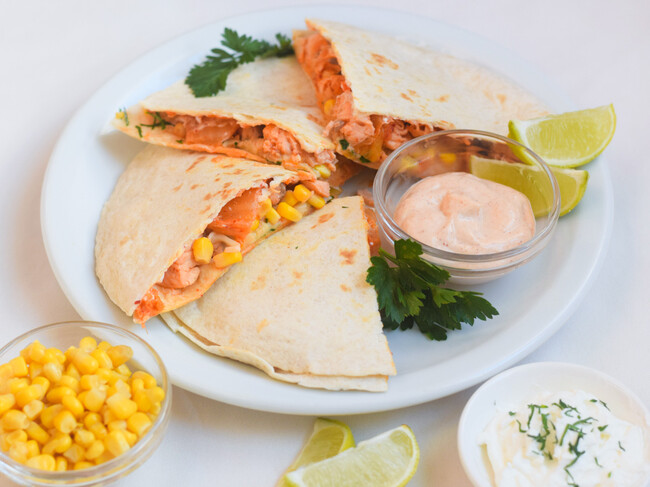 Quesadillas de salmón, kimchi y maíz: una sorprendente combinación de sabores para una cena fácil y rápida