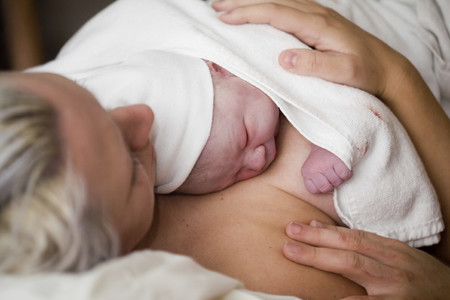 Una madre da a luz un bebé sano diez semanas después de haber roto aguas