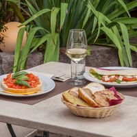 Ayudar al mesero a recoger la mesa parece un gesto amable, pero los psicólogos dicen que revela mucho más de ti 