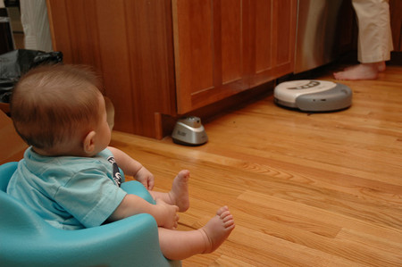 Roomba baby: bebés que se "pasean" sobre robots de limpieza, una moda poco segura