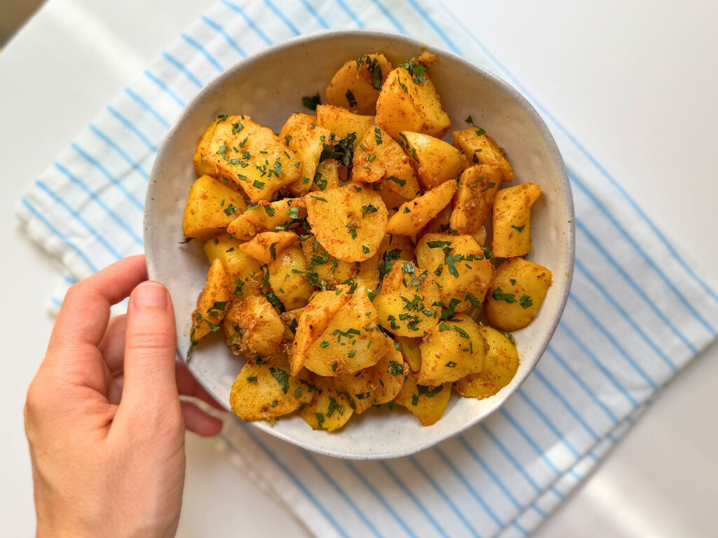 Salatet batates: la ensalada egipcia de patata templada, con el toque sugerente del comino y el ajo