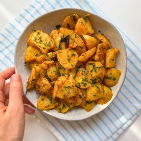 Salatet batates: la ensalada de patata egipcia que sorprende con su toque de especias que ya tienes en el cajón
