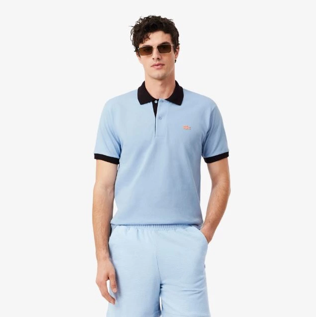 Polo de canalé en contraste de corte clásico
