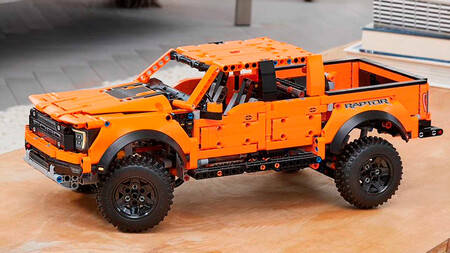 La Ford F-150 Raptor ya tiene su versión de LEGO, y es más barata que el Defender pero igual de grande