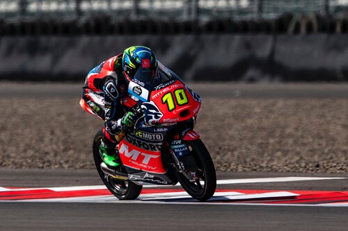 Diogo Moreira es el primer brasileño en ganar en Moto3 y Jaume Masià saca partido de las novatadas de Dani Holgado