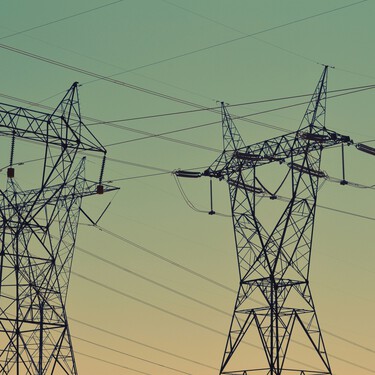 La guerra de Irán ya ha disparado el precio de la luz, aunque todavía no lo hayas notado en tu factura. Y lo peor está por venir 