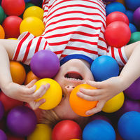 15 juegos infantiles para estimular la visión de los niños (¡y algunos pueden hacerse en la piscina!)