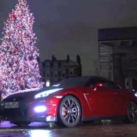 Video: Santa Claus dejó atrás el trineo y repartió juguetes en un Nissan GT-R