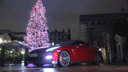 Video: Santa Claus dejó atrás el trineo y repartió juguetes en un Nissan GT-R
