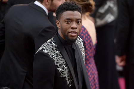 Chadwick Boseman homenajea a su personaje en la alfombra roja de los premios Oscar