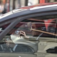 Mónica García quiere prohibir fumar en el coche con niños. La ciencia le da la razón, y la mitad de los españoles está de acuerdo