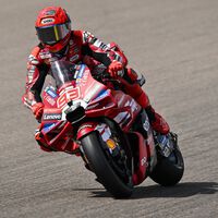 Marc Márquez lidera en su jardín de Sachsenring pese a una caída, las Aprilia hacen pleno y Pecco Bagnaia pasará por Q1 