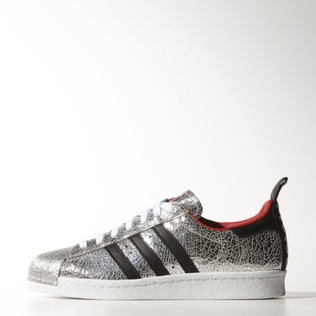 Cualquier excusa es buena para reinventar las clásicas zapatillas Superstar de Adidas