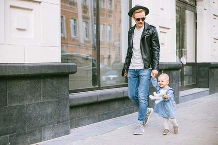 Entre las 9 y 21 horas, con un adulto y una hora al día: estas son las condiciones para la salida de los niños a la calle