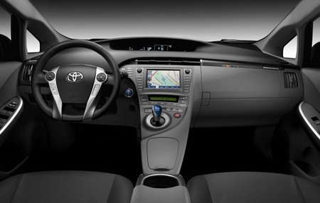 Toyota-Prius-Plug-in-int-01