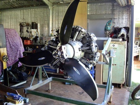 La monstruosidad de Russell Sutton: siete motores de Yamaha XV1700, 14 cilindros, 700 cv y una hélice