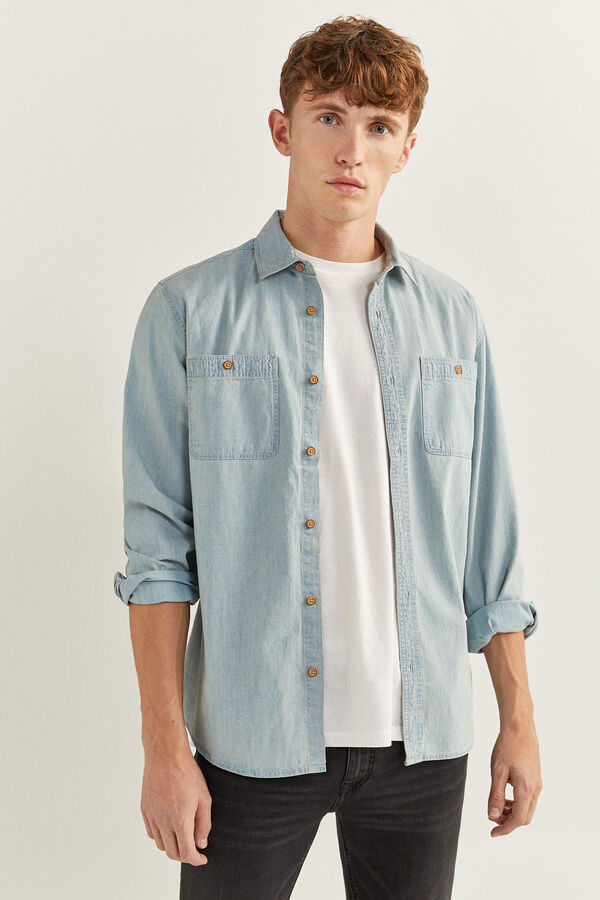 Camisa en denim en tono azul claro con bolsillos