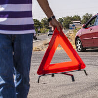 La DGT prohibirá ya mismo que te bajes del coche para señalizar con los triángulos, aunque no tengas luz V16