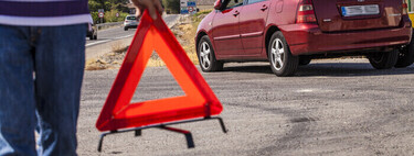 La DGT prohibirá ya mismo que te bajes del coche para señalizar con los triángulos, aunque no tengas luz V16