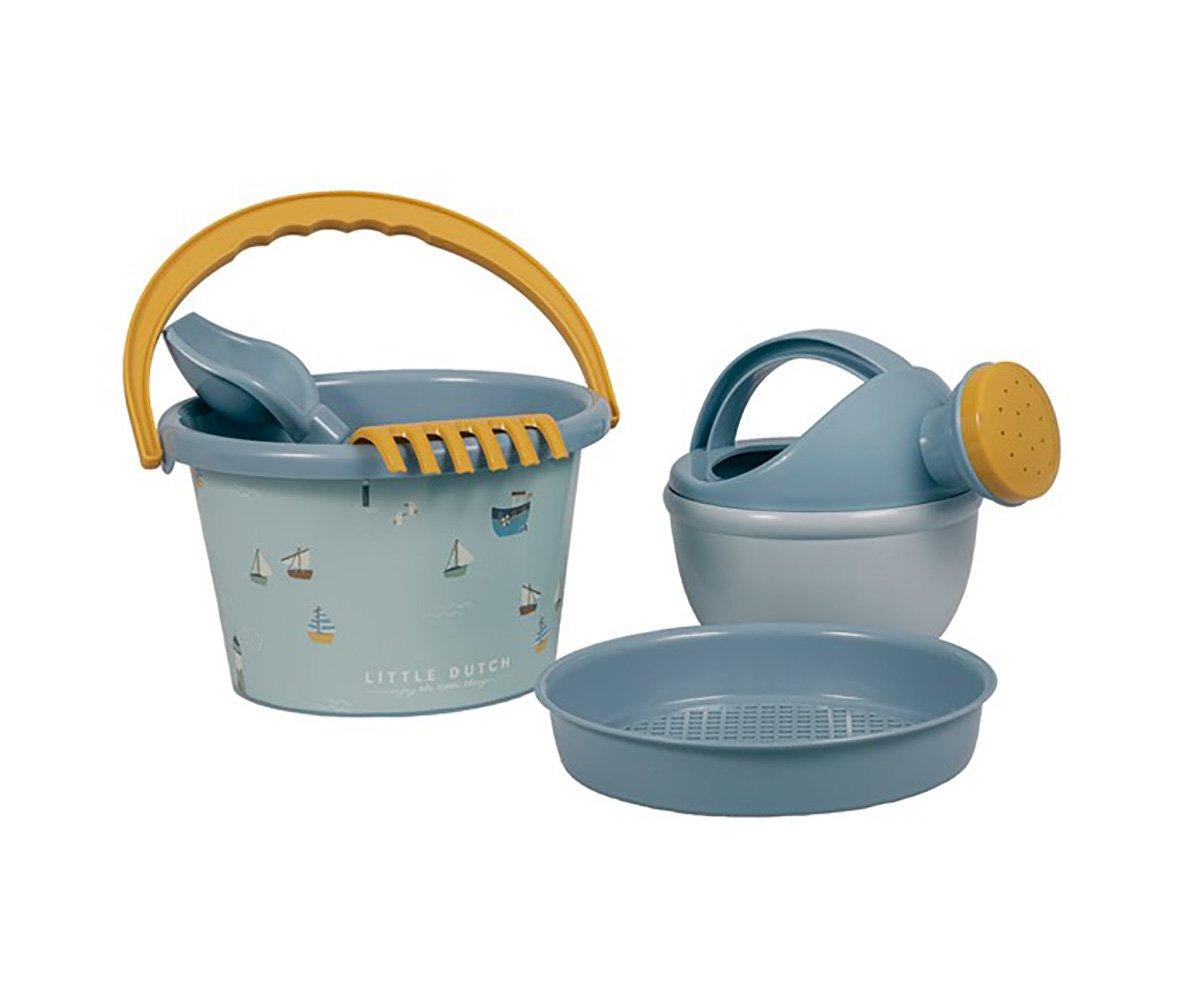 Set de playa de la colección Sailors Bay.Contiene mini cubo con asa, rejilla, regadera, pala y
rastrillo