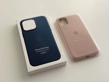 左がApple純正のケースです。右が偽物。プラスチックの違いとは別に、偽物のケースに入っているリンゴとフォントが少し異なります。