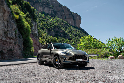 Probamos el Aston Martin DBX, un SUV de 550 CV dinámico como un Porsche Cayenne y lujoso como un Bentley Bentayga