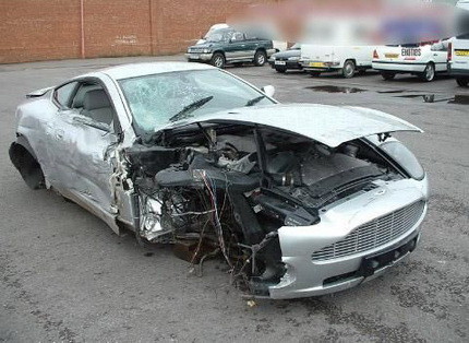 aston martin destrozado