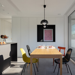 Puertas abiertas: una vivienda unifamiliar en Asturias colaboración de David Olmos y Keraben