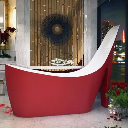 La estrambótica bañera con forma de zapato de Anzzi, ¿glamour u horror?