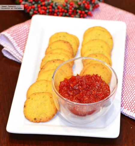Galletas de queso con chutney de pimientos. Receta de botana para Navidad