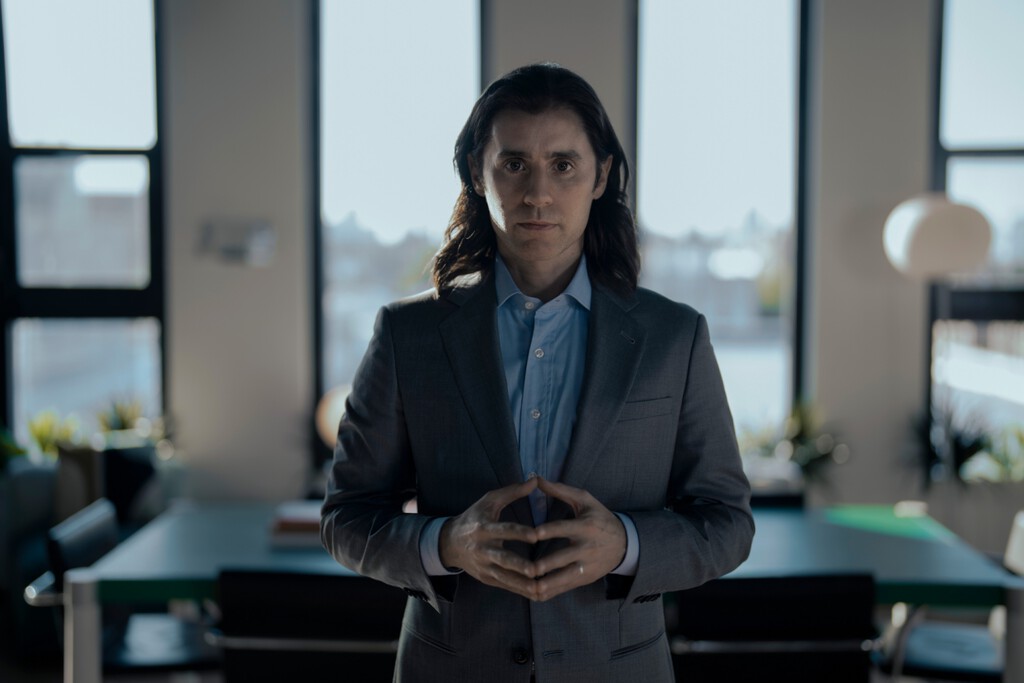 Dura menos de ocho horas, está en Apple TV+ y es el mejor retrato de cómo un CEO transforma el éxito en ruina Dura menos de ocho horas, está en Apple TV+ y es el mejor retrato de cómo un CEO transforma el éxito en ruina