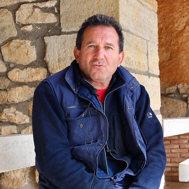 Juan Ramón Cardo, el alcalde de un pueblo de Teruel que solo tiene 18 habitantes: "Para captar jóvenes hemos creado apartamentos turísticos para dar apoyo"