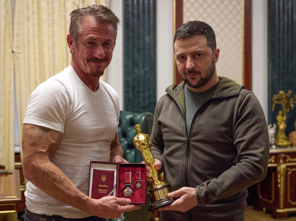 Ya sabemos por qué Sean Penn no fue a la gala de los Oscars. Estaba con Zelensky mientras ganaba su tercera estatuilla: "Es un amigo de verdad"