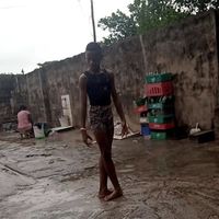 La historia del niño nigeriano bailando ballet descalzo bajo la lluvia: un ejemplo de talento y constancia