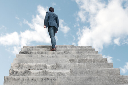 Hombre Subiendo Escaleras Al Cielo, simbolizando un ascenso laboral