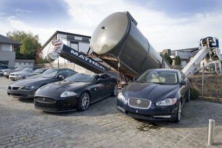Dolorpasión™: La grúa que cayó sobre un Jaguar XKR-S