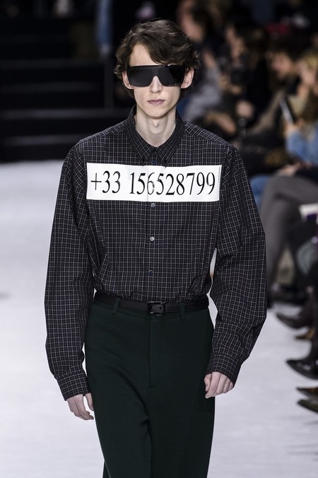 La camisa con teléfono real de Balenciaga y otros detalles que no hay que perder de vista de su desfile