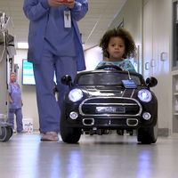 Coches eléctricos para reducir el estrés: en este hospital, los niños entran al quirófano sobre ruedas