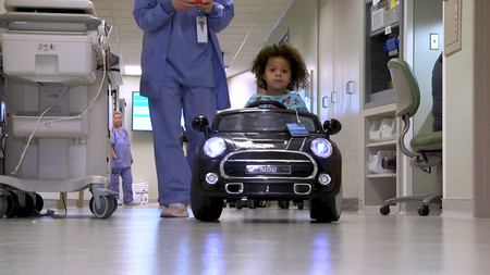 Coches eléctricos para reducir el estrés: en este hospital, los niños entran al quirófano sobre ruedas