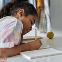 Algunos expertos creen que volver a escribir a mano en los colegios podría cambiar el mundo: así piensan lograrlo