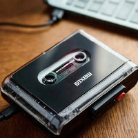 Parece sacado de los 90, pero tiene Bluetooth y USB-C: así es el regreso del reproductor de casetes más icónico