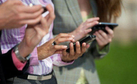 Deloitte estima que los jóvenes de entre 18 y 24 años consultan sus smartphones 53 veces al día