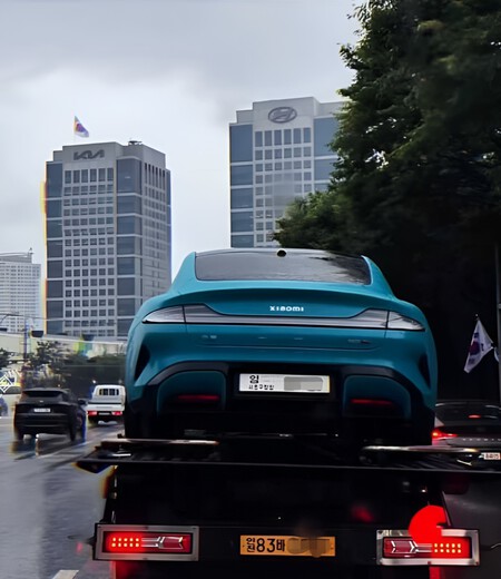 SU7 Max sendo levado por um caminhão ao centro de investigações da Hyundai. Imagem: Weibo