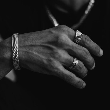 La 'regla 2 a 1' es la clave para llevar anillos y pulseras como un experto y no lucir sobrecargado