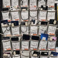 No Japão, existem lojas de eletrônicos que vendem quinquilharias; já visitei algumas e é impossível sair de mãos vazias 